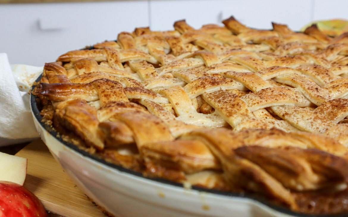 Apple Pie in a Lodge Cast Iron Pie Plate (Unboxing Review) 