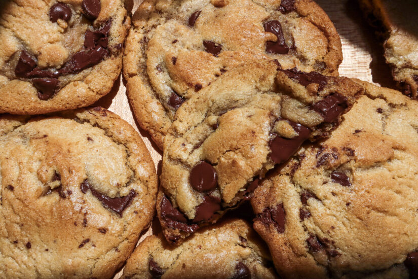 THE BEST BAKERY STYLE CHOCOLATE CHIP COOKIES